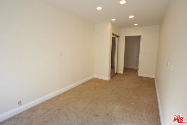 Building Photo - 318 N Maple Dr