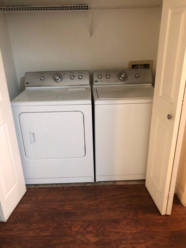 Building Photo - Beautiful one bedroom first floor condo!