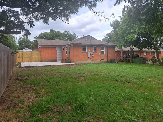 Building Photo - 615 Royal Crest Dr