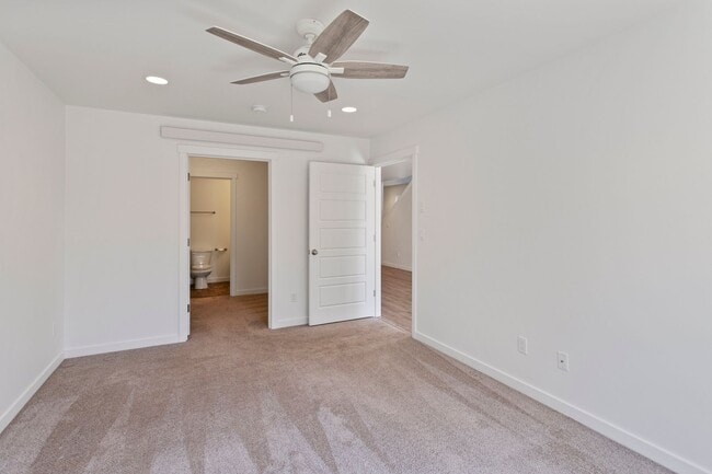 Building Photo - 4 Bed 2.5 Bath - Modern Townhome - Hillcre...