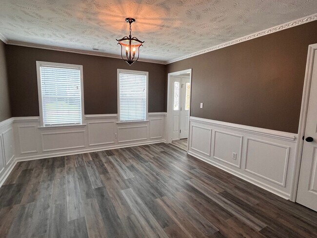 Building Photo - Avail NOW'n ROCK CREEK!