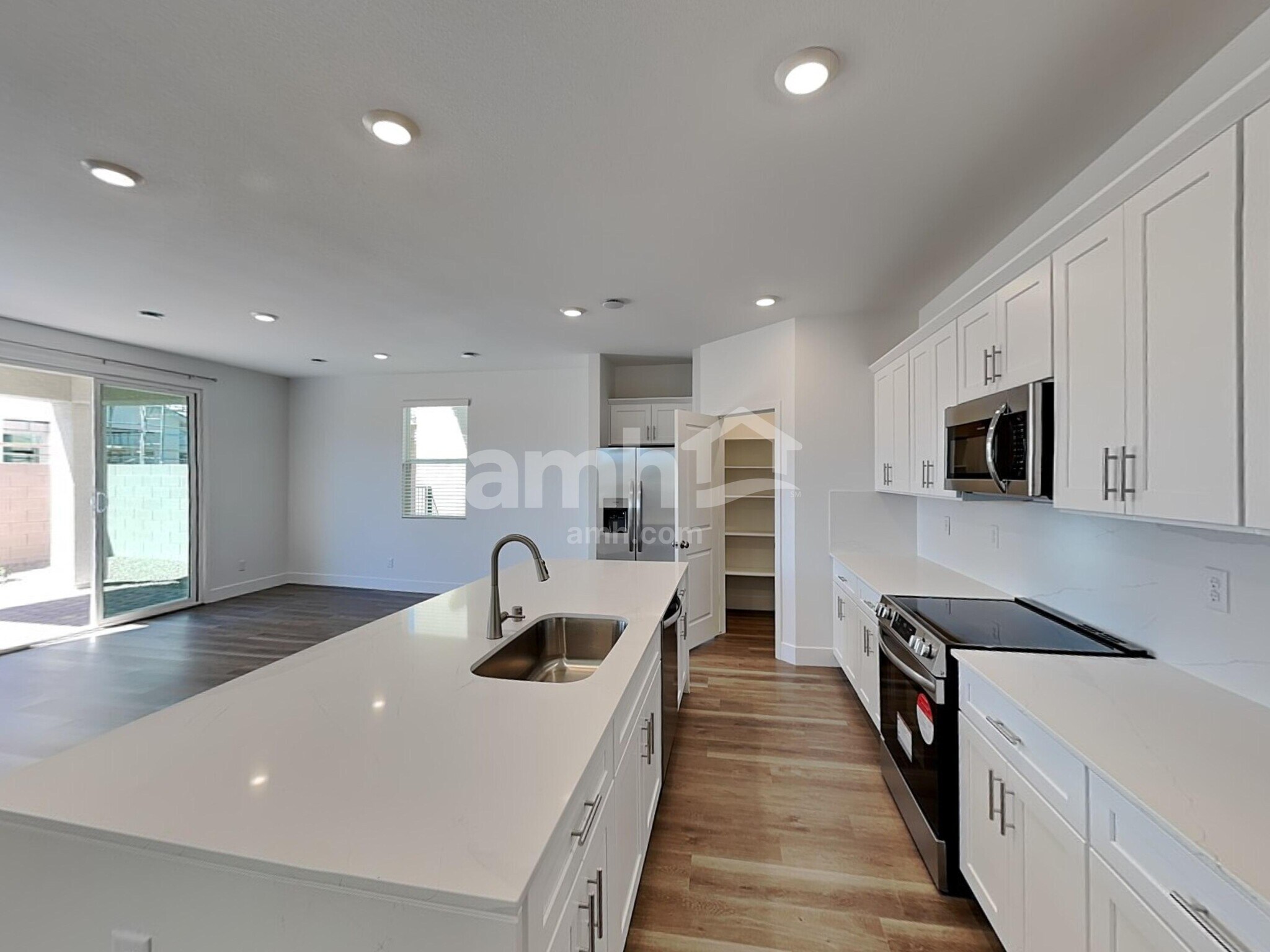 Building Photo - 5863 Vaes Dothrak St