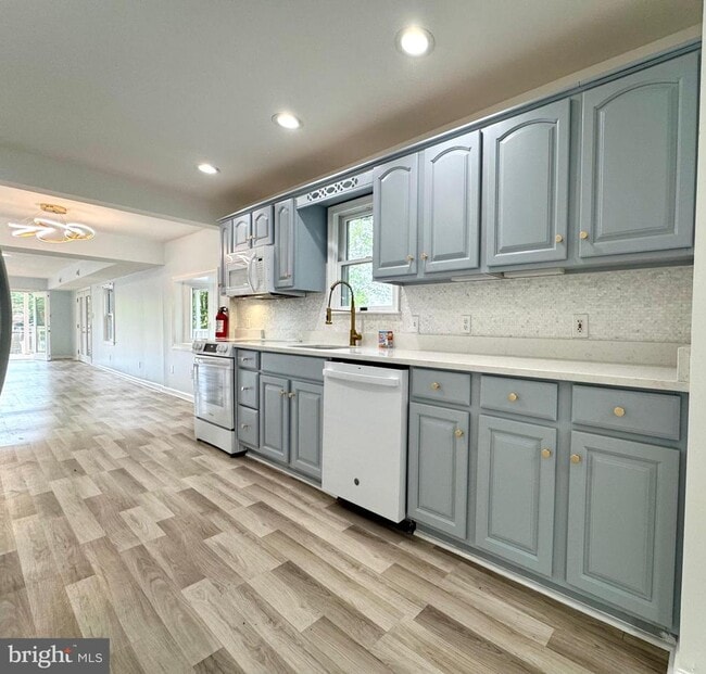 Building Photo - 3614 Lakeside Dr
