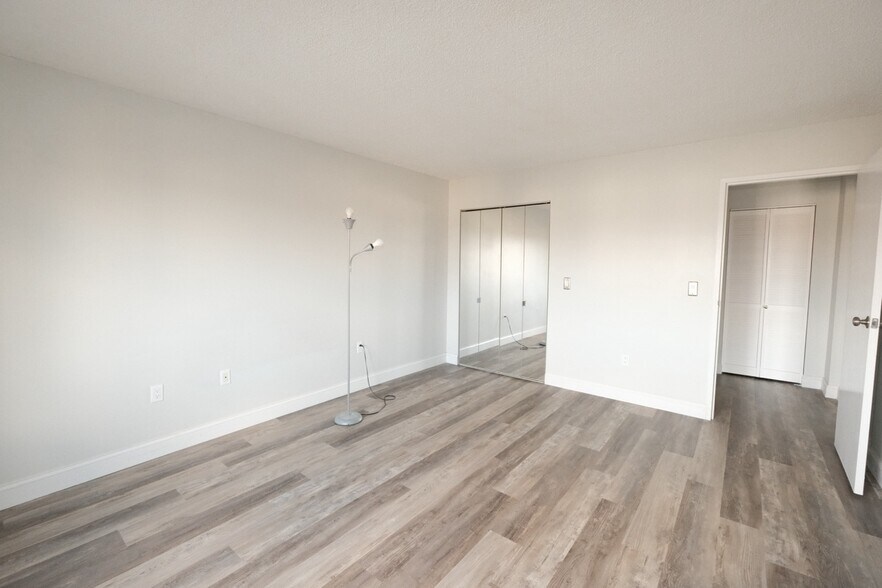 Building Photo - 10 N Wood Ave