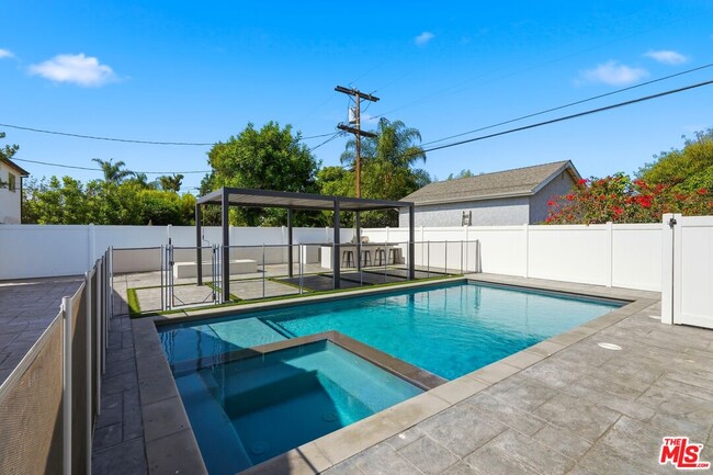 Building Photo - 5735 Saloma Ave
