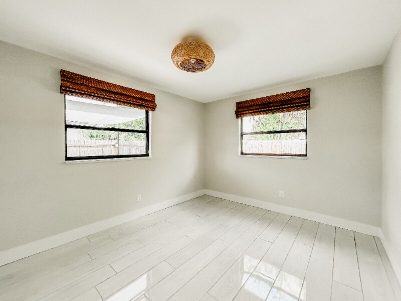 Building Photo - 1847 Shore Acres Blvd NE