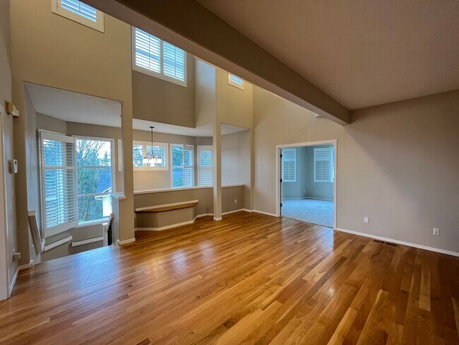 Building Photo - Immaculate 4 bedroom, 3.5 bathroom, tri-level Home in Tigard!! Expansive Views, Office space, Gam...
