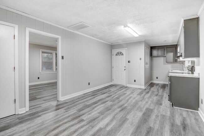 Building Photo - MOVE-IN READY! 3 BR, 1 BA Brick Ranch *EXCELLENT Wayne Mem. Drive Location!*