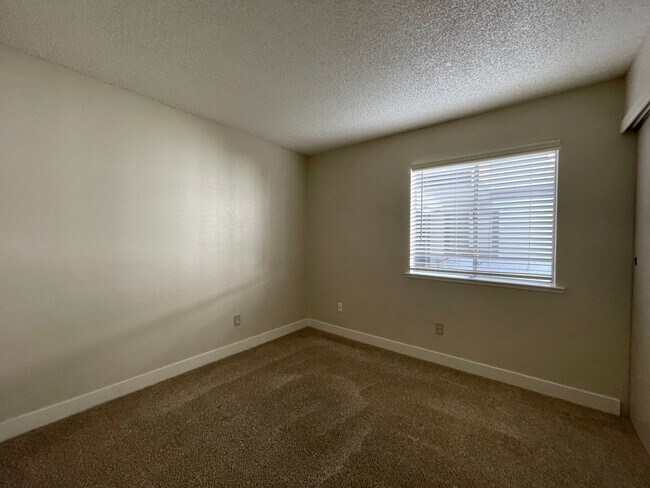 Building Photo - Beautifully Modern 2bd 1bth Apartment Home...