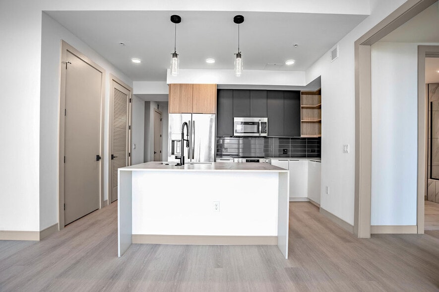 Building Photo - Vivian