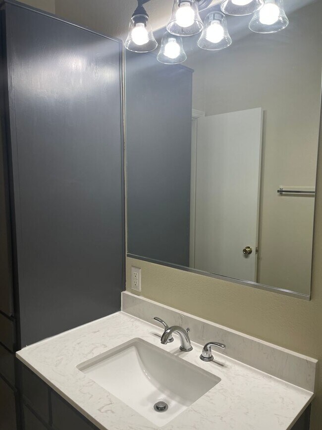 Building Photo - College Station - 4 Bedroom / 2.5 Bath / 2...