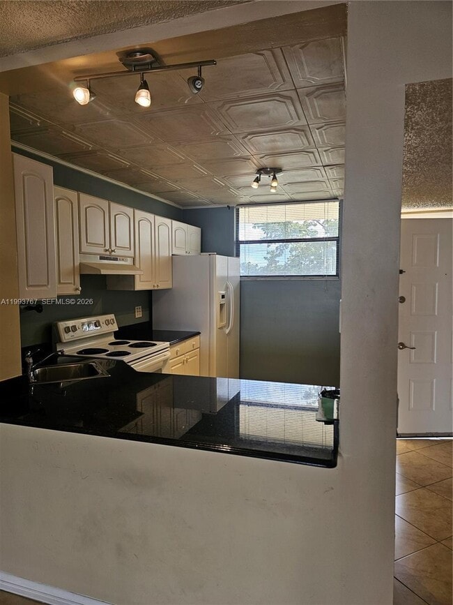 Building Photo - 114 Lake Emerald Dr