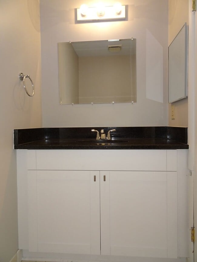 Building Photo - 3 Bedroom 2.5 bath Townhome rental in Rale...