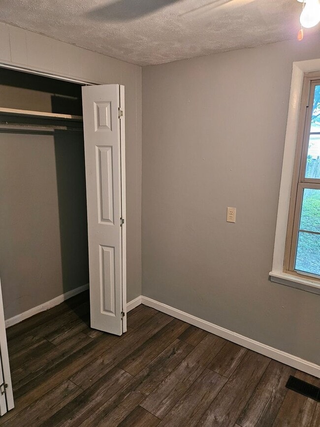 Building Photo - 2 bed house