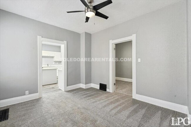 Building Photo - 365 Burger St