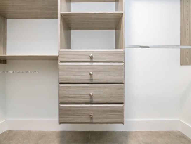 Building Photo - 20729 NE 32nd Ave