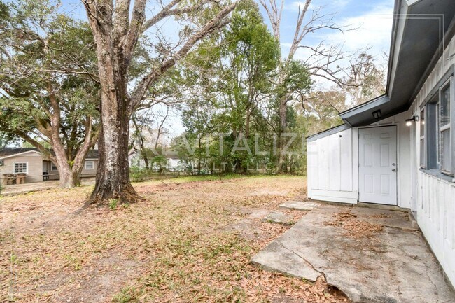 Building Photo - 3 Bed/1 Bath Home with Large Yard and Fence!