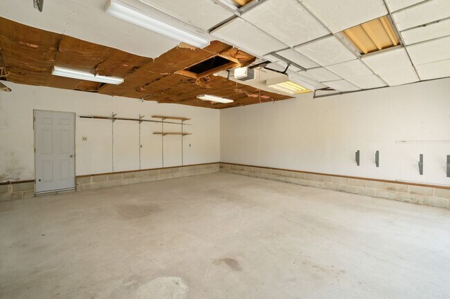 Building Photo - 183 Chestnut Neck Rd
