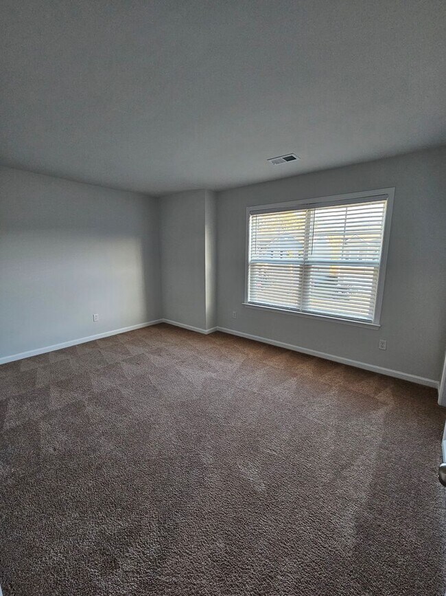 Building Photo - Spacious Two-Story Living on a Premium Lot...
