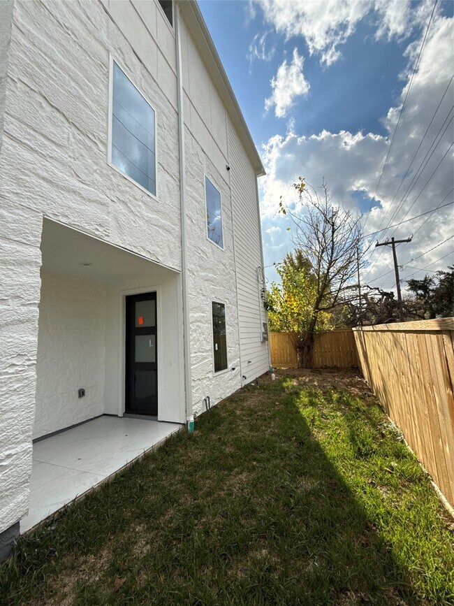 Building Photo - 3101 Live Oak St