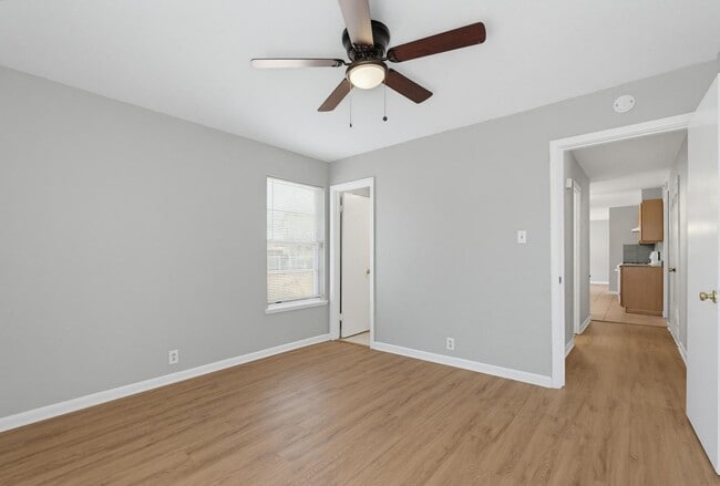 Building Photo - 618 S La Salle Dr
