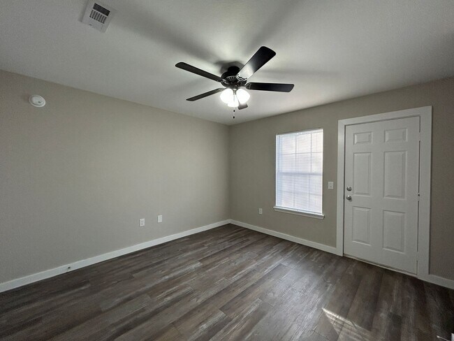 Building Photo - Duplex with Garage - Minutes from Downtown...