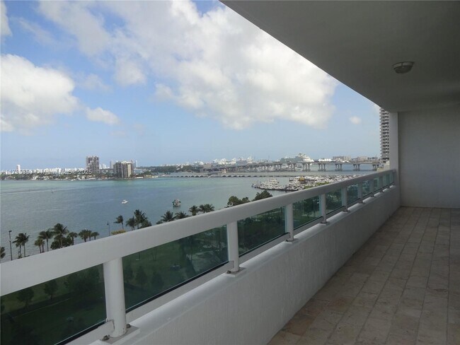 Building Photo - 1800 N Bayshore Dr