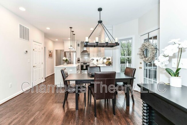 Building Photo - 6866 Melrose Dr