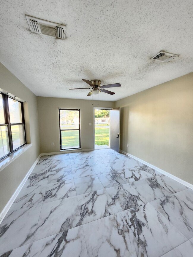 Building Photo - 5501 Mayfair Dr