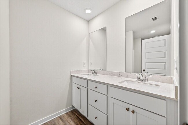 Building Photo - 51 S Main Deck Dr