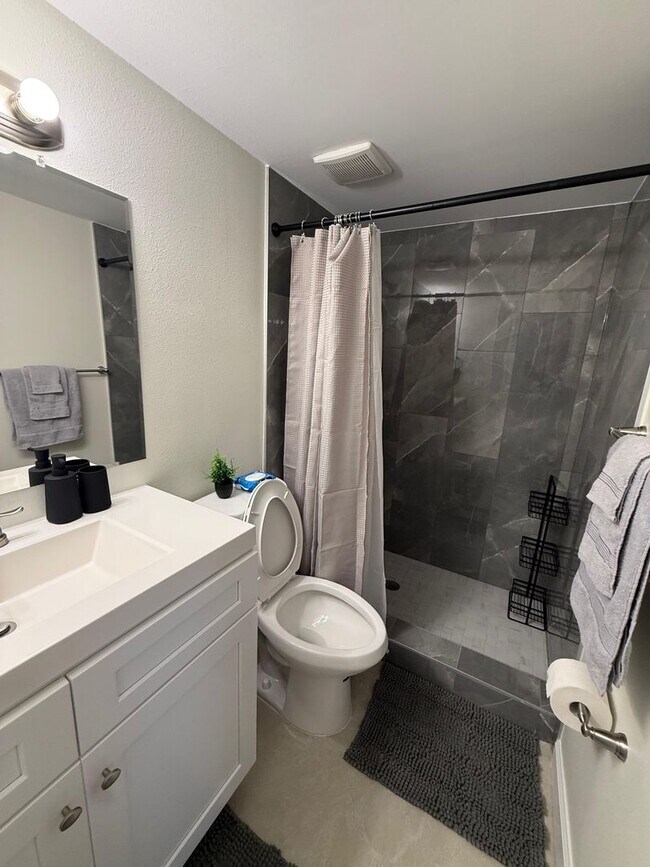 Building Photo - Furnished first floor Brand new renovated apartment