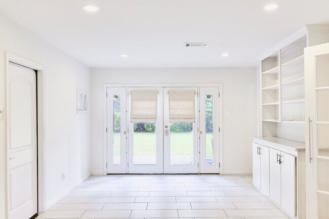 Building Photo - 9326 Willowview Ln