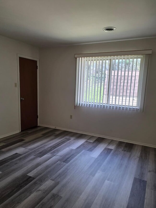 Building Photo - Ranch in Bear/Newark Area