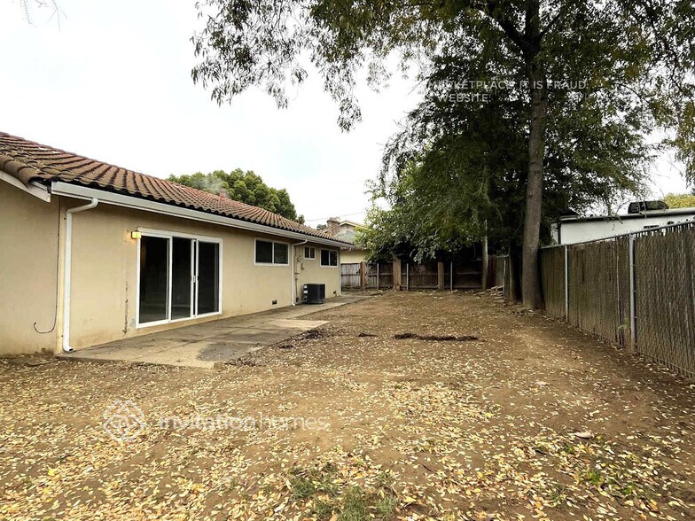 Building Photo - 640 W El Camino Ave