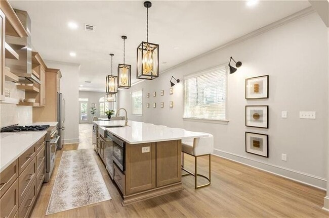 Building Photo - 722 Lakeview Ave NE