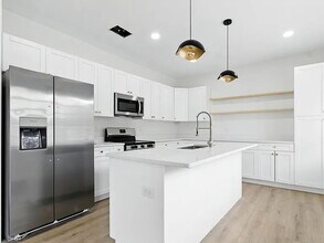 Building Photo - Fall Semester Move-In | Spacious 5BR Home in Ridgewood Park