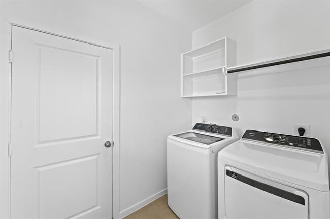 Building Photo - 6639 Sunset Velvet Dr