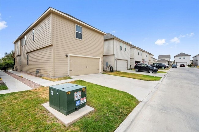 Building Photo - Big Sky Ranch 3-Bedroom/2.5 Bath - Drippin...