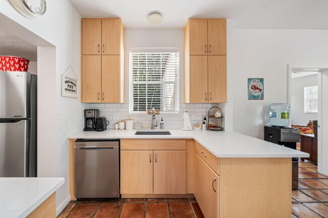 Building Photo - 49 River Dr