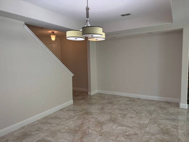 Building Photo - Come and Experience This Townhouse