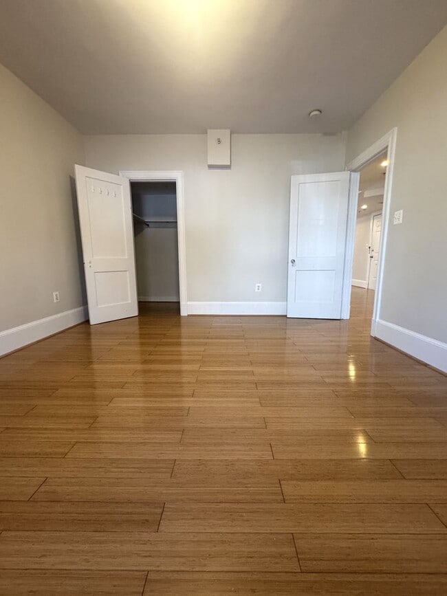 Building Photo - Centrally Located 1BR/1BA Apartment in Adams Morgan – Bright, Modern & Walkable!