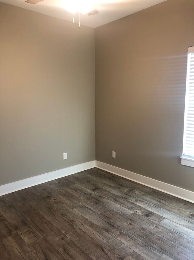 Building Photo - 3 Bedroom 2 bath  Home in Valley View -Mov...