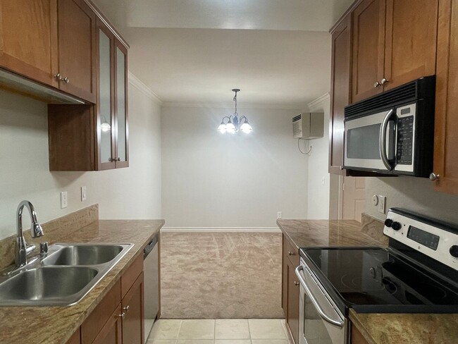 Building Photo - Upgraded 2 Bed 1 Bath Condo in Resort Styl...