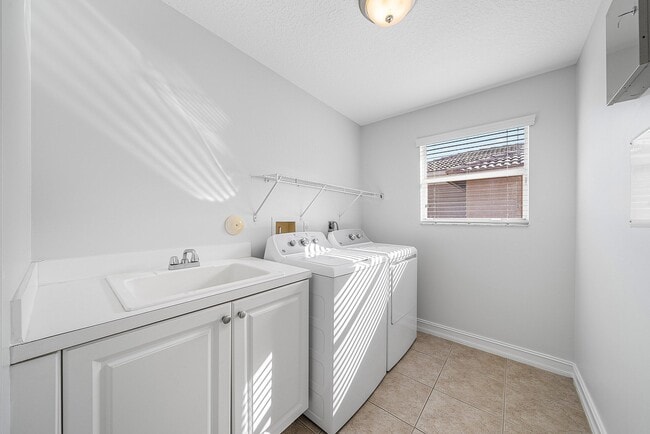 Building Photo - 8845 Sandy Crest Ln