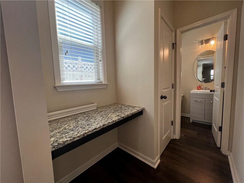 Building Photo - 750 Village Field Ct NW
