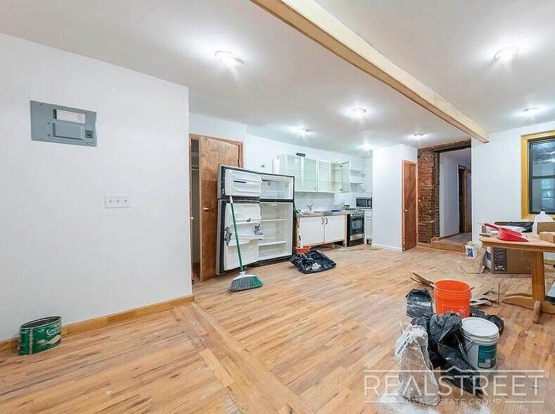 Primary Photo - No Fee – 4 Bed / 1.5 Bath with Private Bac...