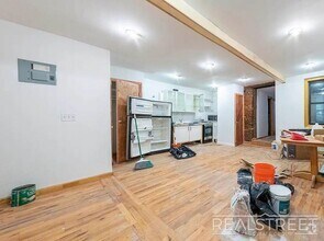 Building Photo - No Fee – 4 Bed / 1.5 Bath with Private Bac...