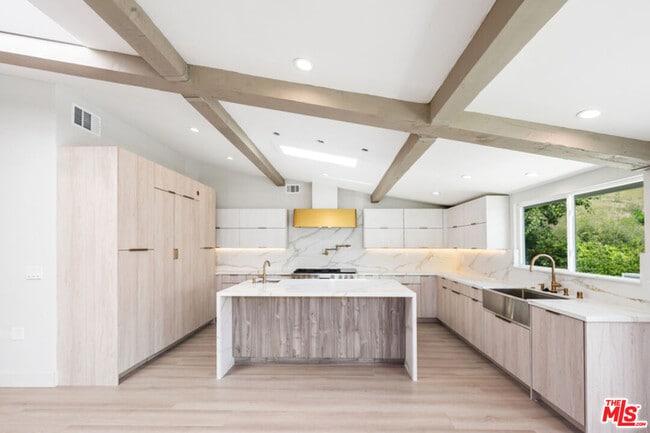 Building Photo - 1190 Bienveneda Ave