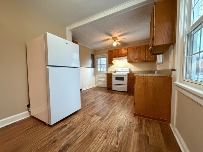 Building Photo - Now Ready: 2BR, 1BA duplex (Do not apply without speaking with us first.)