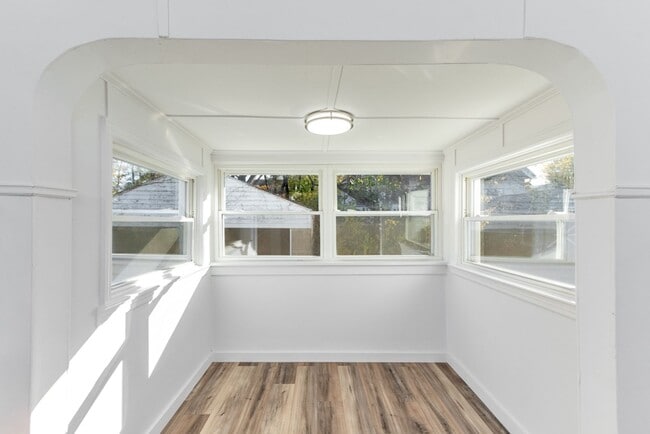 Building Photo - Single-Family House with 2BR and 1BA